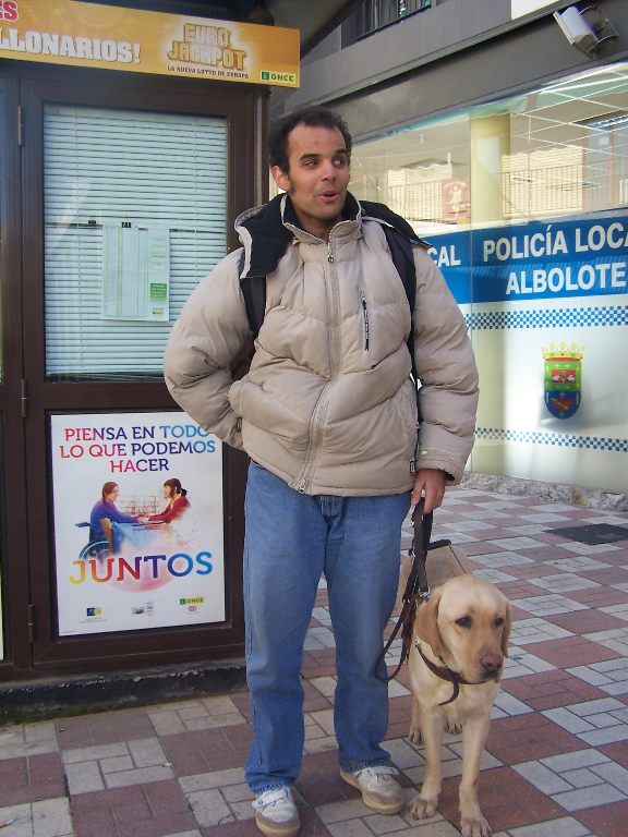Oscar Linde con su perro guía - Fotografía de Antonio Mansilla
