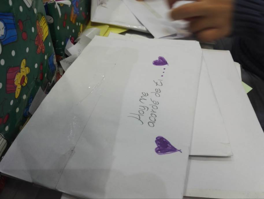 Uno de los sobres de las cartas decorado por los niños con todo el cariño puesto en ellos
