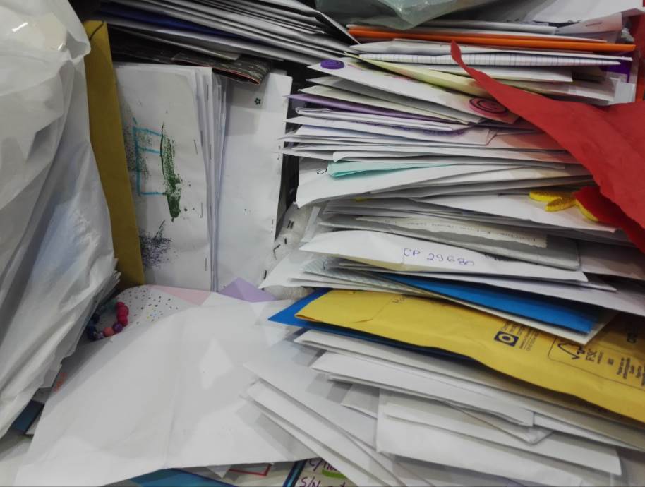 Cientos, miles de cartas escritas por niños esperan en "El Nido de Mamá" para ser procesadas y enviadas a niños hospitalizados
