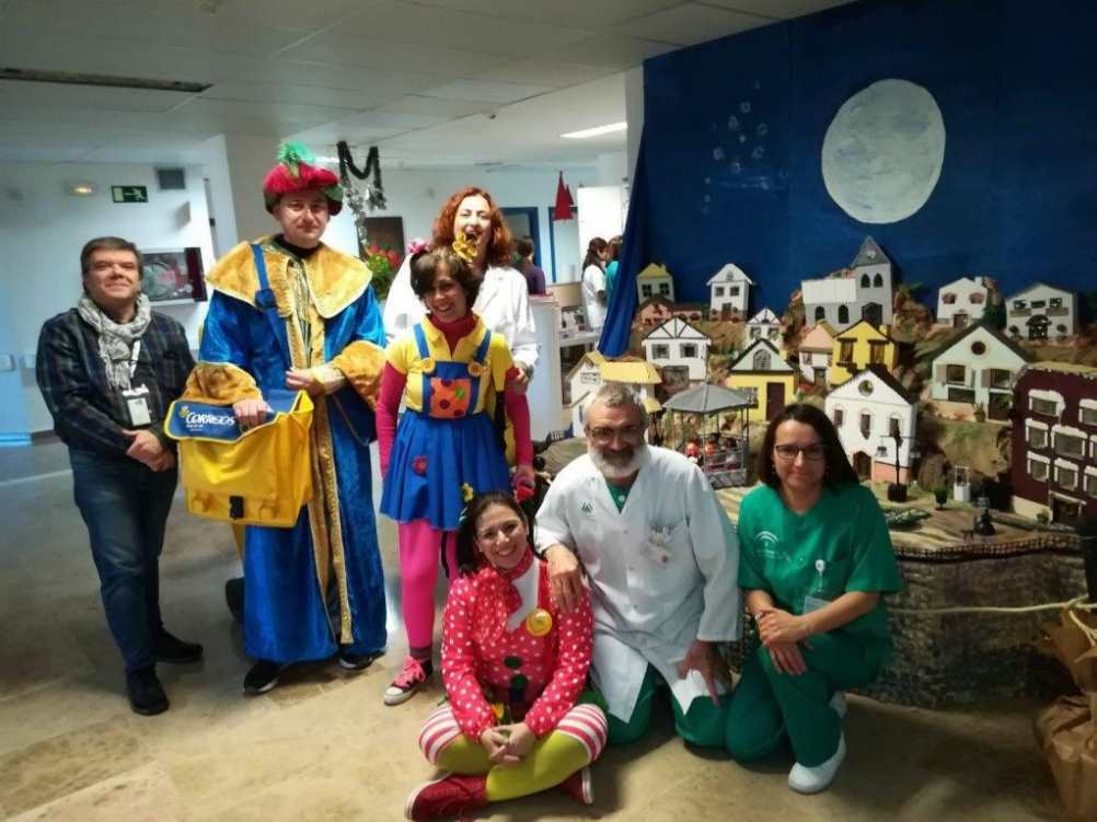 Recogida de cartas para los Reyes Magos en el Hospital Infanta Margarita por parte de empleados de Correos