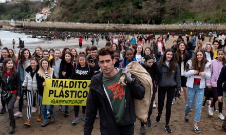 Jon Kortajarena apoyando la campaña «Maldito plástico: Reciclar no es suficiente»