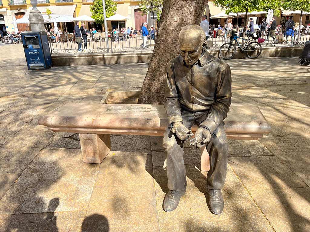 La imagen, colocada al lado de la escultura de Picasso en la Plaza de la Merced, es una representación de la gran cantidad de mayores que se encuentran al final de su vida sin compañía
