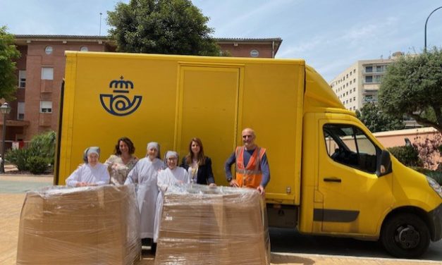 Ayuda humanitaria de empleados de Correos a las Hermanitas de los Pobres de Málaga
